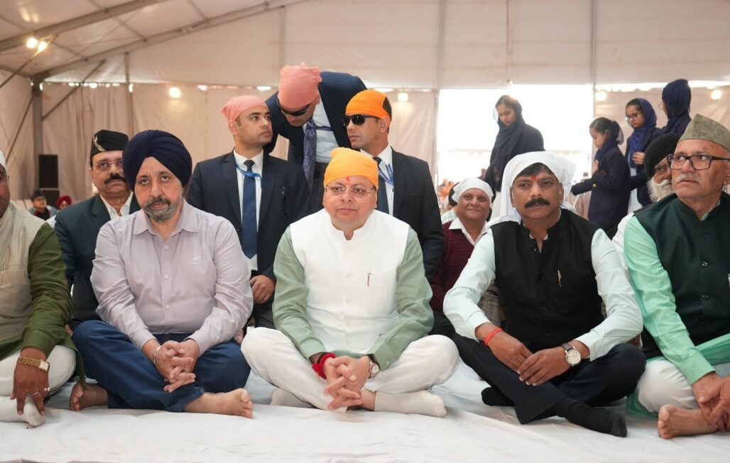 सीएम धामी ने गुरु नानक देव जी के प्रकाश पर्व पर गुरुद्वारा साहिब में टेका मत्था