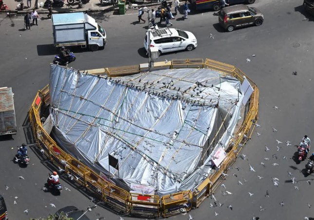 दादर कबूतरखाना विवाद: बीएमसी के फैसले के खिलाफ जैन संत का आजाद मैदान में प्रदर्शन