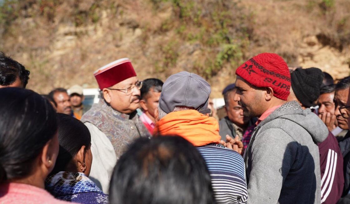 बाघ के हमले में मृत रानी देवी के परिजनों से मिले सतपाल महाराज