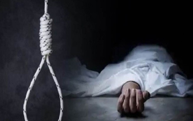 घर में फंदे से लटकता मिला बीएलओ का शव, पुलिस को मिला सुसाइड नोट