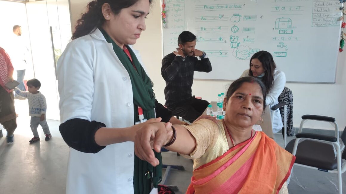 श्री महंत इन्दिरेश अस्पताल के निःशुल्क स्वास्थ्य शिविर का 2104 मरीजों ने उठाया लाभ