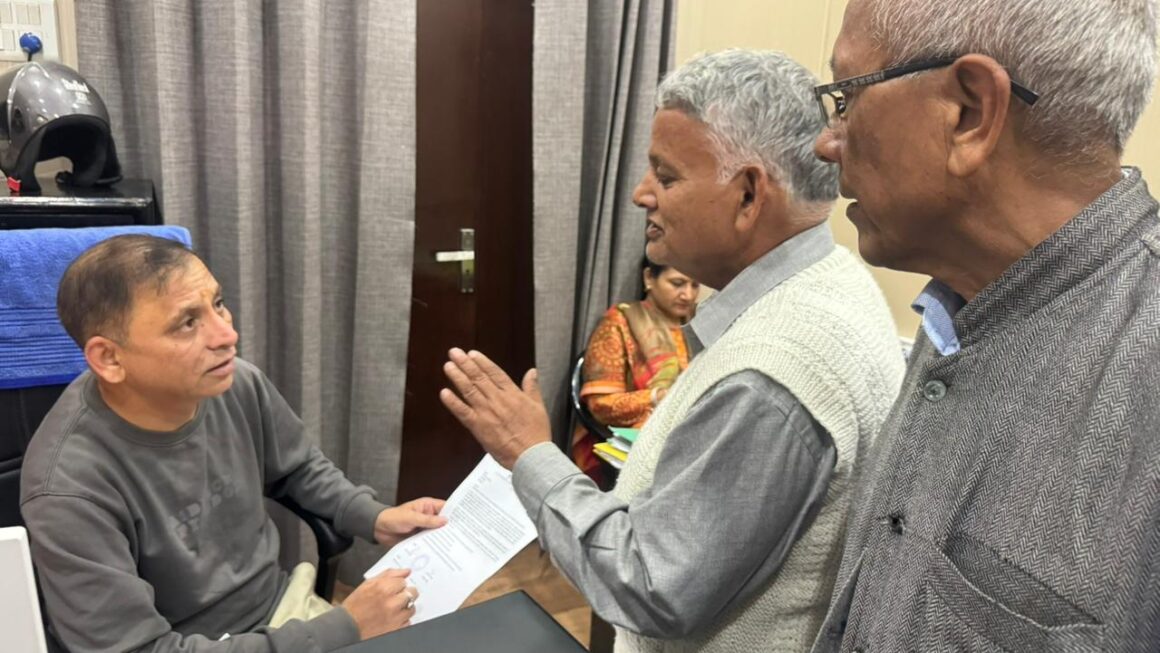 देहरादून में बस्ती बचाओ आंदोलन हुआ तेज़: मेयर को सौंपा ज्ञापन, एलिवेटेड रोड सर्वे में धांधली का आरोप