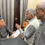 देहरादून में बस्ती बचाओ आंदोलन हुआ तेज़: मेयर को सौंपा ज्ञापन, एलिवेटेड रोड सर्वे में धांधली का आरोप