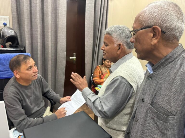 देहरादून में बस्ती बचाओ आंदोलन हुआ तेज़: मेयर को सौंपा ज्ञापन, एलिवेटेड रोड सर्वे में धांधली का आरोप