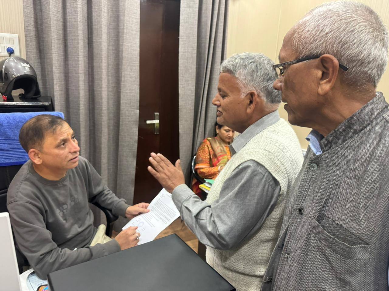 देहरादून में बस्ती बचाओ आंदोलन हुआ तेज़: मेयर को सौंपा ज्ञापन, एलिवेटेड रोड सर्वे में धांधली का आरोप