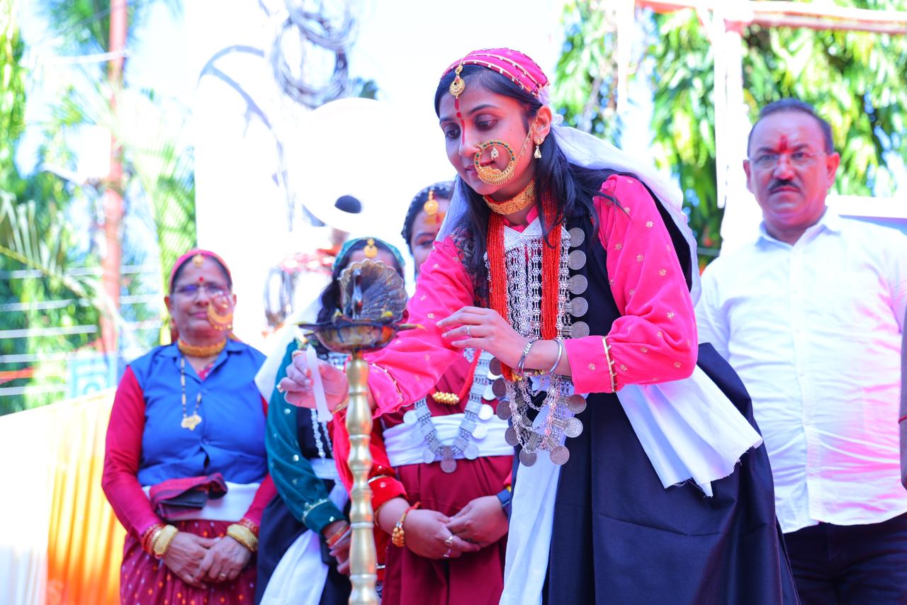 बैकुंठ चतुर्दशी मेले में आयोजित हुई पहाड़ी परिधान प्रतियोगिता