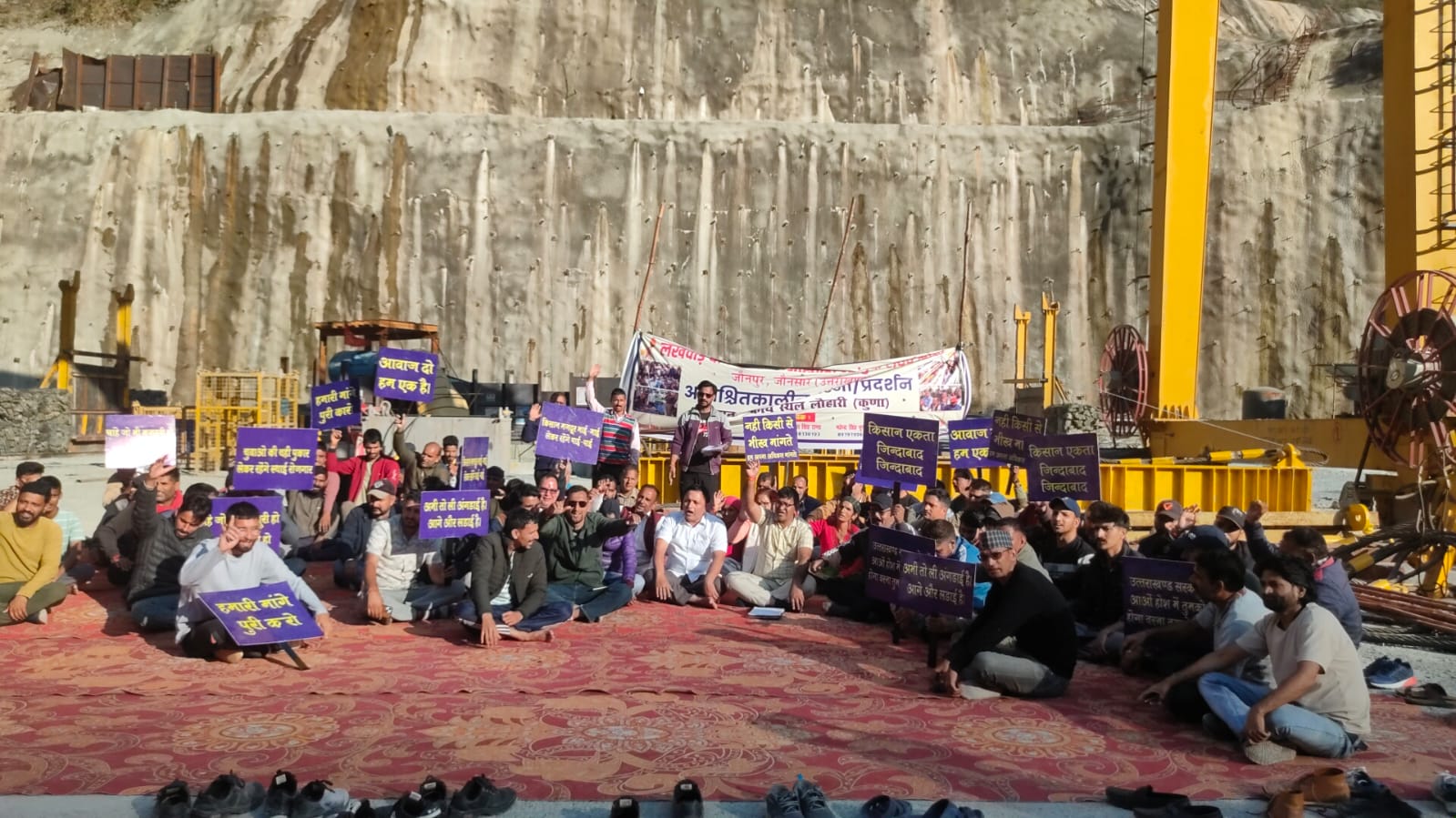 लखवाड़ बांध प्रभावितों का आंदोलन 15वें दिन भी जारी, प्रशासन पर बेरुखी का आरोप