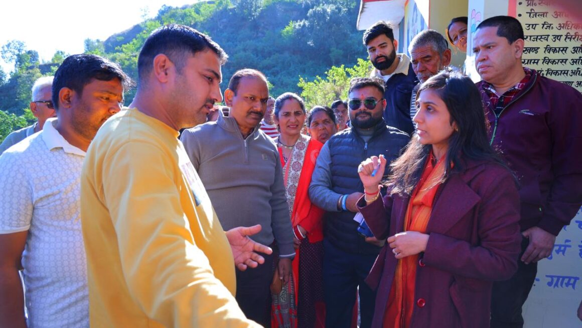 जिलाधिकारी स्वाति भदौरिया ने ग्रामीणों की समस्याएं सुन मौके पर ही दिए समाधान के निर्देश