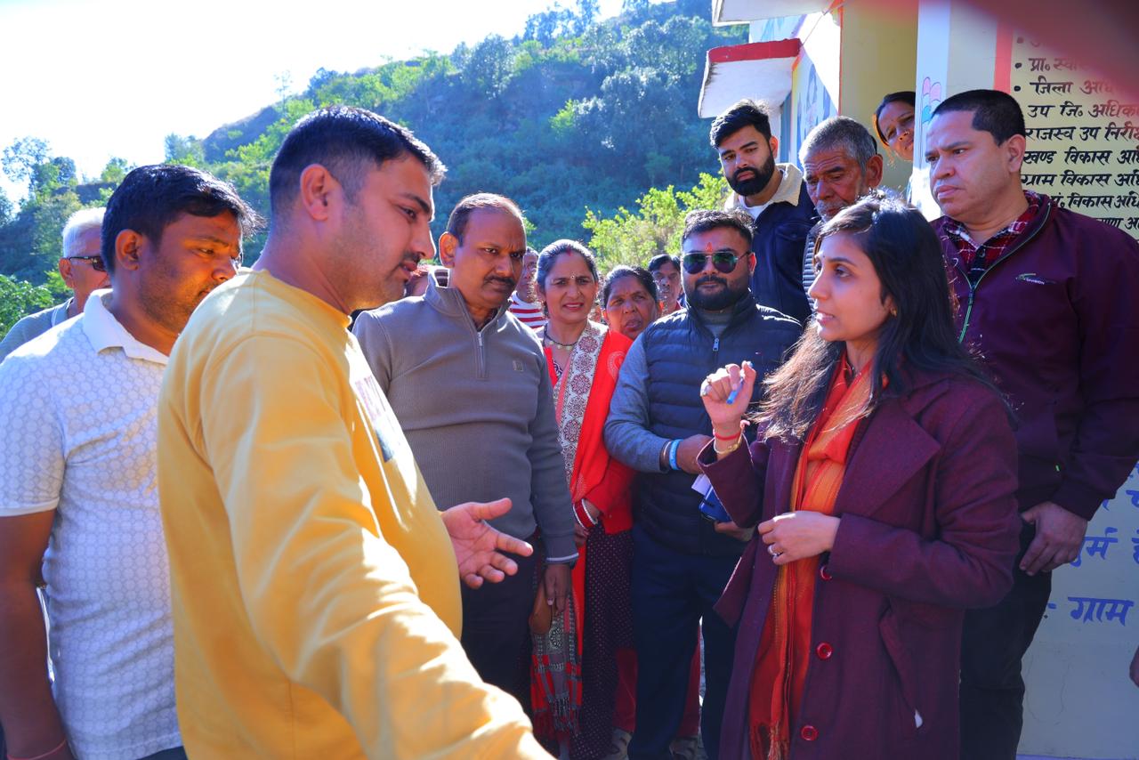जिलाधिकारी स्वाति भदौरिया ने ग्रामीणों की समस्याएं सुन मौके पर ही दिए समाधान के निर्देश