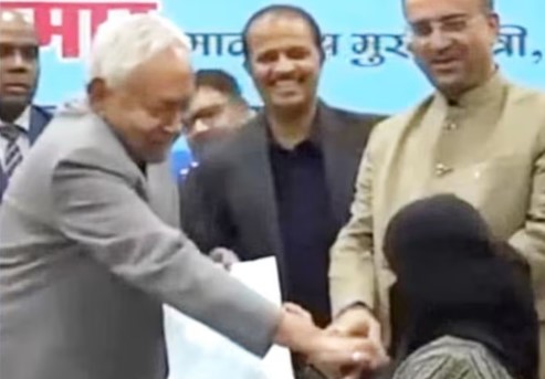 हिजाब विवाद पर बढ़ा सियासी तूफान, कॉलेज प्रशासन के बयान से नया मोड़