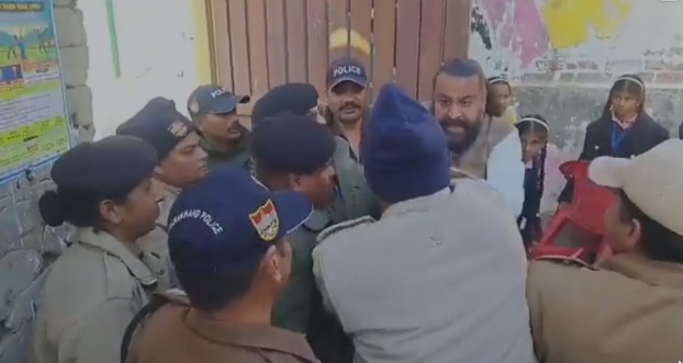 अगस्त्यमुनि मैदान को लेकर विवाद गहराया, निर्माण शुरू होते ही भड़का विरोध