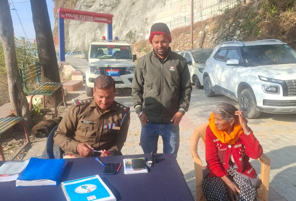 टिहरी पुलिस बनी खोई बुजुर्ग महिला की आस, परिवार से ऐसे मिलाया
