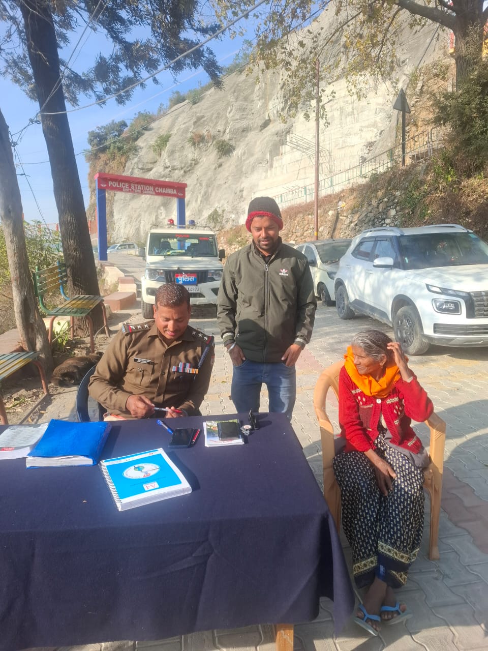 टिहरी पुलिस बनी खोई बुजुर्ग महिला की आस, परिवार से ऐसे मिलाया