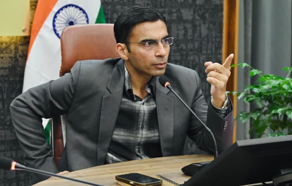 डीएम सविन बंसल की त्वरित कार्रवाई- 24 घंटे में लिस्ट्राबाद स्कूल में नई शिक्षिका तैनात