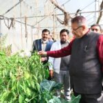 कृषि मंत्री गणेश जोशी ने भगरतौला में किसानों से किया संवाद, पॉलीहाउस क्लस्टर मॉडल की सराहना की