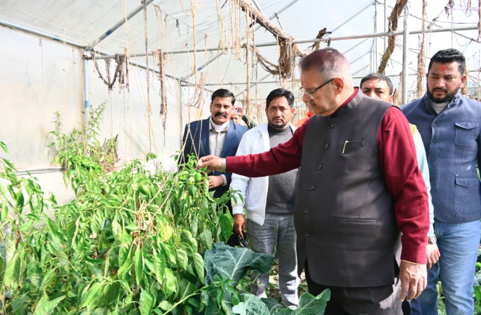 कृषि मंत्री गणेश जोशी ने भगरतौला में किसानों से किया संवाद, पॉलीहाउस क्लस्टर मॉडल की सराहना की