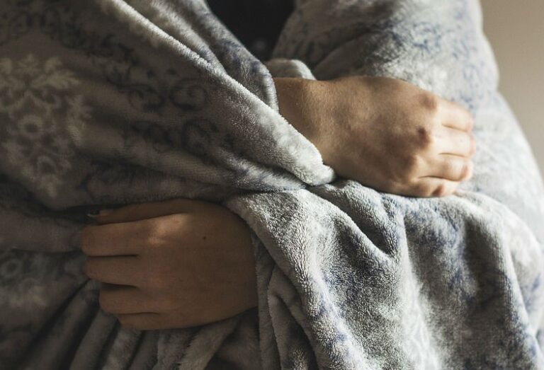 दिल्ली में ठंड बनी जानलेवा, बुजुर्गों और बच्चों को लेकर स्वास्थ्य विभाग अलर्ट