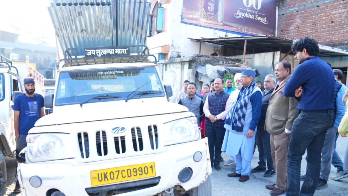सहस्त्रधारा क्षेत्र में आपदा प्रभावित 12 परिवारों के लिए निर्माण सामग्री प्रदान करते कैबिनेट मंत्री जोशी