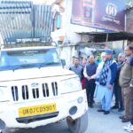 सहस्त्रधारा क्षेत्र में आपदा प्रभावित 12 परिवारों के लिए निर्माण सामग्री प्रदान करते कैबिनेट मंत्री जोशी