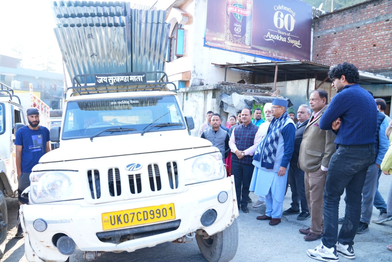 सहस्त्रधारा क्षेत्र में आपदा प्रभावित 12 परिवारों के लिए निर्माण सामग्री प्रदान करते कैबिनेट मंत्री जोशी
