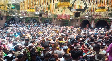 नए साल से पहले वृंदावन में उमड़ा आस्था का सैलाब, बांकेबिहारी मंदिर में भीड़ बेकाबू