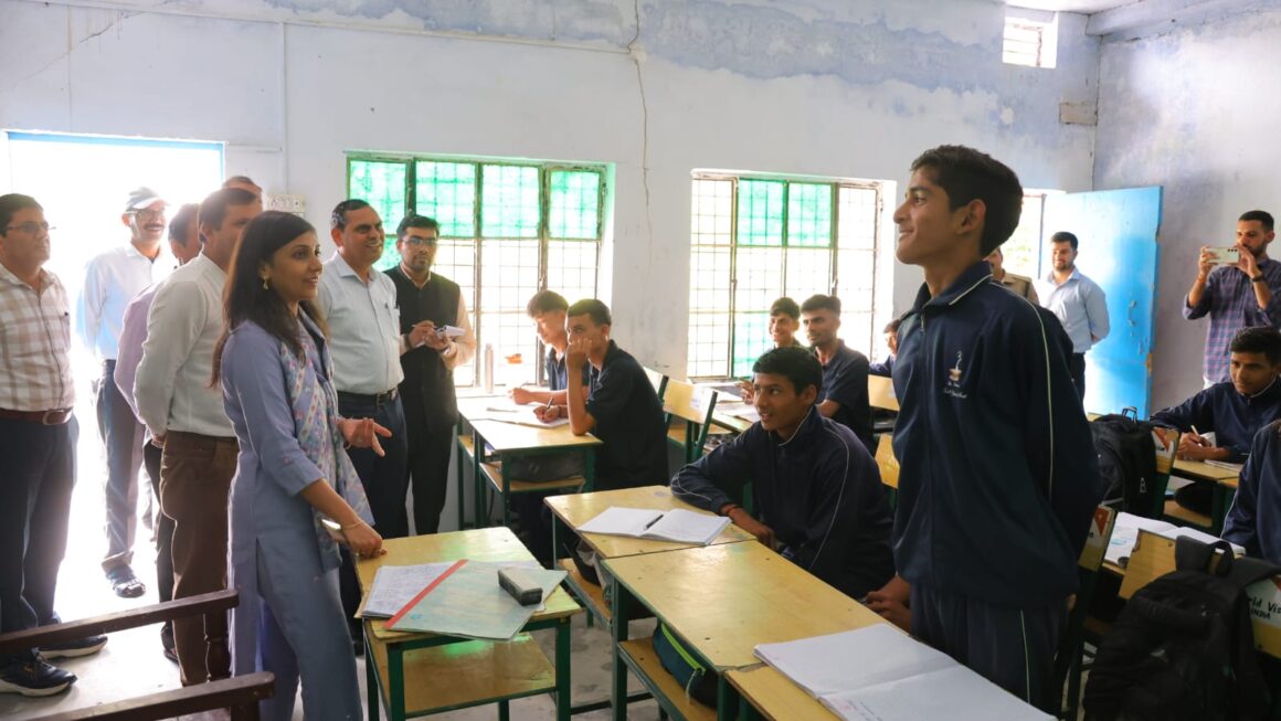 जिलाधिकारी की पहल से बदली स्कूलों की तस्वीर