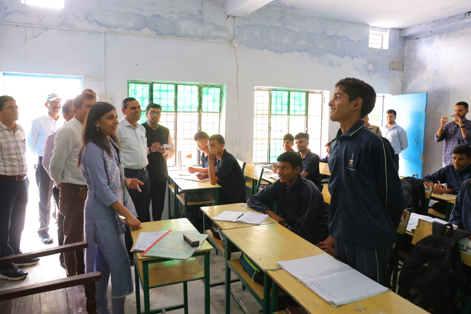 जिलाधिकारी की पहल से बदली स्कूलों की तस्वीर