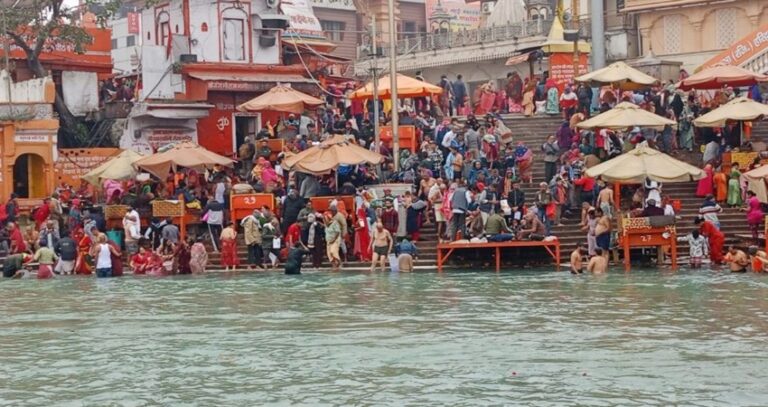 मकर संक्रांति स्नान पर्व पर हरिद्वार में आस्था का महाजमावड़ा, अर्धरात्रि से हरकी पैड़ी पर उमड़े श्रद्धालु