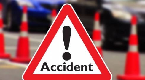 नोएडा–ग्रेटर नोएडा एक्सप्रेसवे पर कार पलटी, एक ही परिवार के पांच लोग घायल