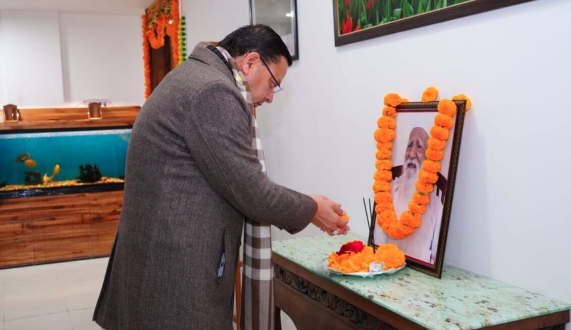 मुख्यमंत्री धामी ने सुन्दरलाल बहुगुणा की जयंती पर शासकीय आवास में दी श्रद्धांजलि