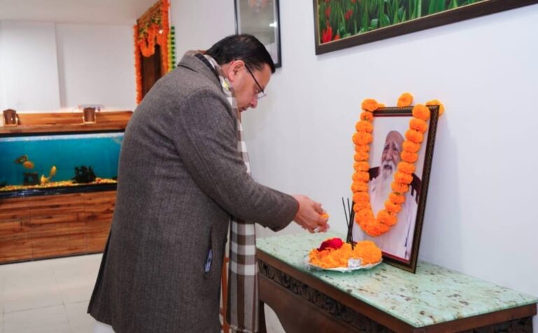 मुख्यमंत्री धामी ने सुन्दरलाल बहुगुणा की जयंती पर शासकीय आवास में दी श्रद्धांजलि