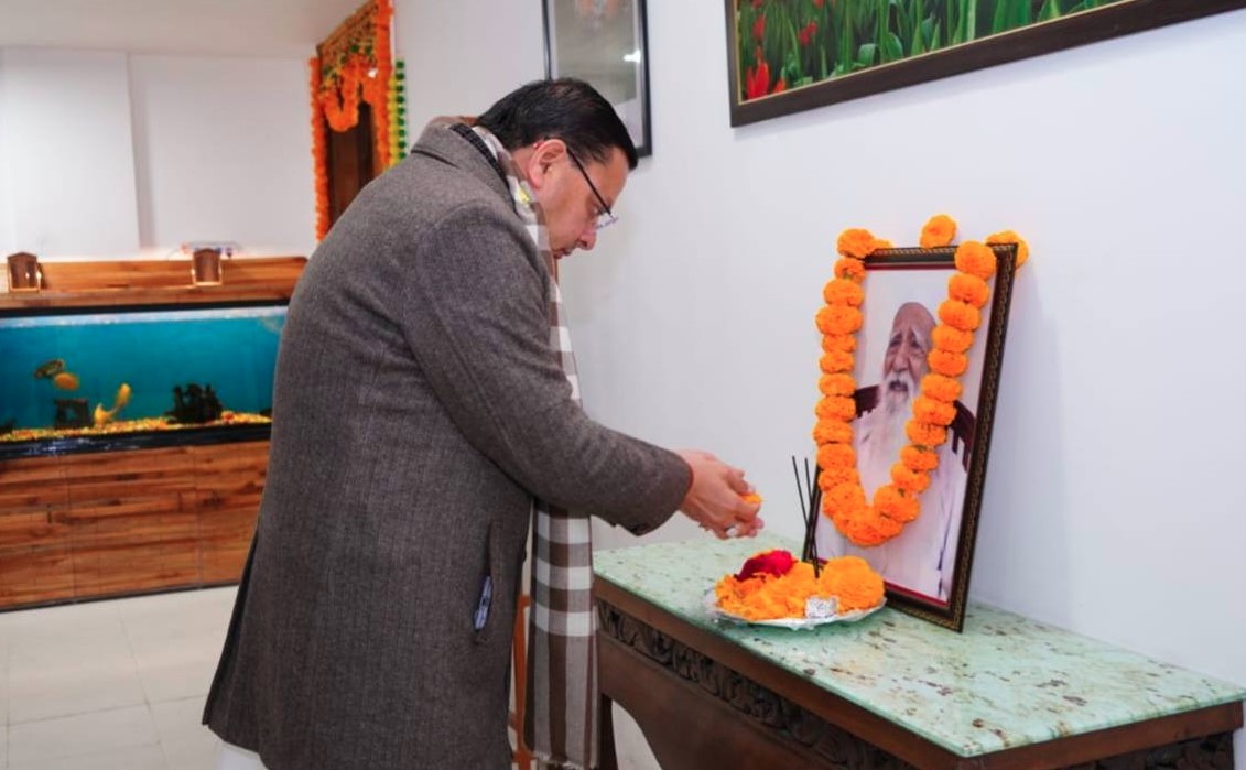 मुख्यमंत्री धामी ने सुन्दरलाल बहुगुणा की जयंती पर शासकीय आवास में दी श्रद्धांजलि