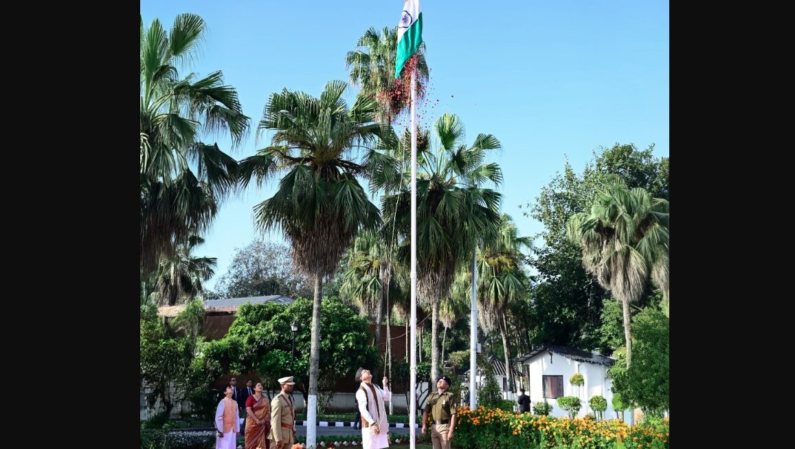 मुख्यमंत्री धामी ने शासकीय आवास परिसर में फहराया तिरंगा