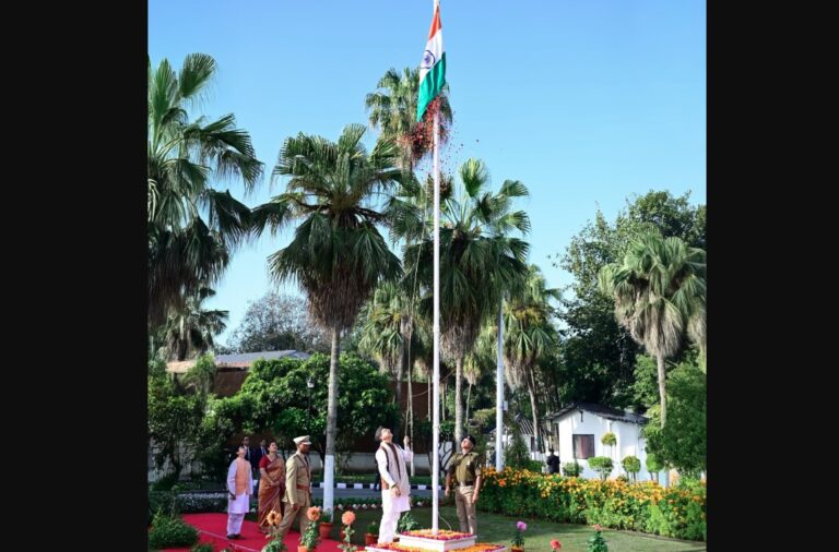 मुख्यमंत्री धामी ने शासकीय आवास परिसर में फहराया तिरंगा