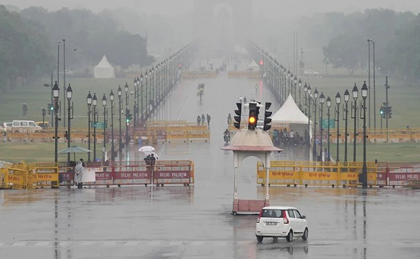 दिल्ली-एनसीआर में बदला मौसम का मिजाज, बारिश और तेज हवाओं से गिरेगा तापमान