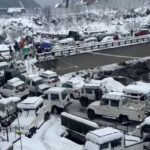 हिमाचल में बारिश-बर्फबारी से बिगड़े हालात, शिमला-मनाली में घंटों जाम में फंसे सैलानी