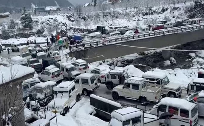 हिमाचल में बारिश-बर्फबारी से बिगड़े हालात, शिमला-मनाली में घंटों जाम में फंसे सैलानी