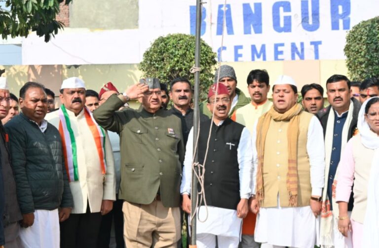 कैबिनेट मंत्री गणेश जोशी ने 77वें गणतंत्र दिवस के अवसर पर भाजपा जिला कार्यालय में फहराया तिरंगा 