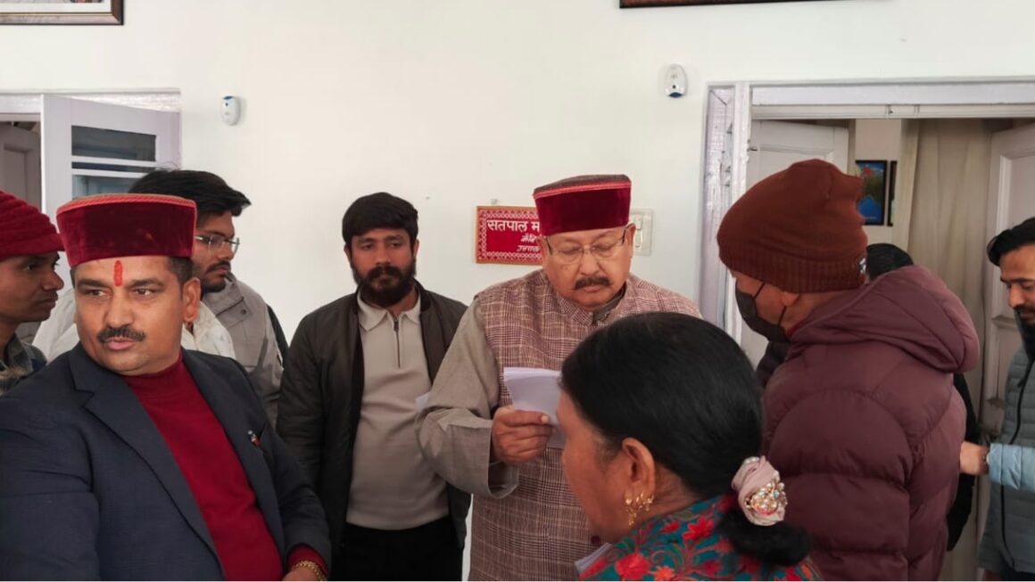 महाराज ने जनसमस्याओं के निराकरण के अधिकारियों को दिए निर्देश