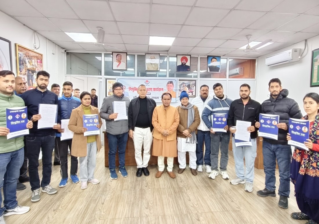 कैबिनेट मंत्री डॉ. धन सिंह रावत ने 14 प्रयोगशाला सहायकों को सौंपे नियुक्ति पत्र