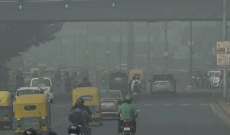 दिल्ली में हवा की रफ्तार से मिली अस्थायी राहत, लेकिन ठंड और प्रदूषण दोनों बढ़ा रहे चिंता