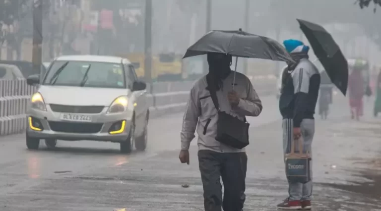 दिल्ली-एनसीआर में बारिश और बर्फीली हवाओं का कहर, यलो अलर्ट के बीच बढ़ी ठिठुरन