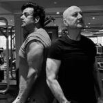 70 की उम्र में भी फिटनेस का जलवा: जिम में साथी के साथ नजर आए अनुपम खेर, तस्वीर वायरल