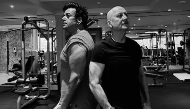 70 की उम्र में भी फिटनेस का जलवा: जिम में साथी के साथ नजर आए अनुपम खेर, तस्वीर वायरल