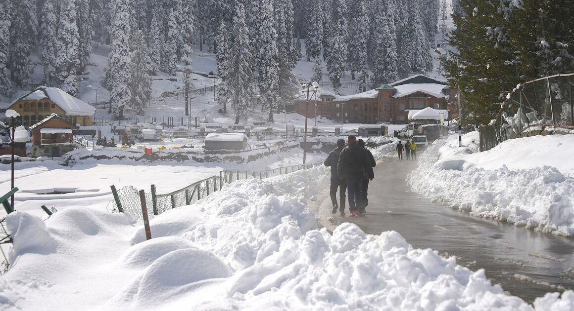 सफेद चादर में ढकी कश्मीर घाटी, बर्फबारी से सड़क, रेल और हवाई सेवाएं ठप
