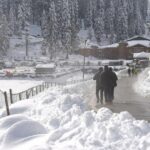 सफेद चादर में ढकी कश्मीर घाटी, बर्फबारी से सड़क, रेल और हवाई सेवाएं ठप