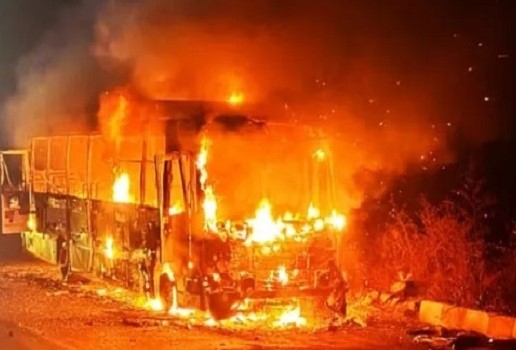 कर्नाटक में चलती बस में लगी भीषण आग, ड्राइवर की सूझबूझ से 36 यात्रियों की जान बची