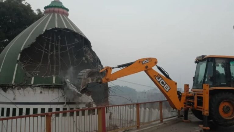 गोरखपुर रोड की मजार कमेटी ने स्वेच्छा से हटाया अवैध मजार, प्रशासन ने संभाली कानून व्यवस्था