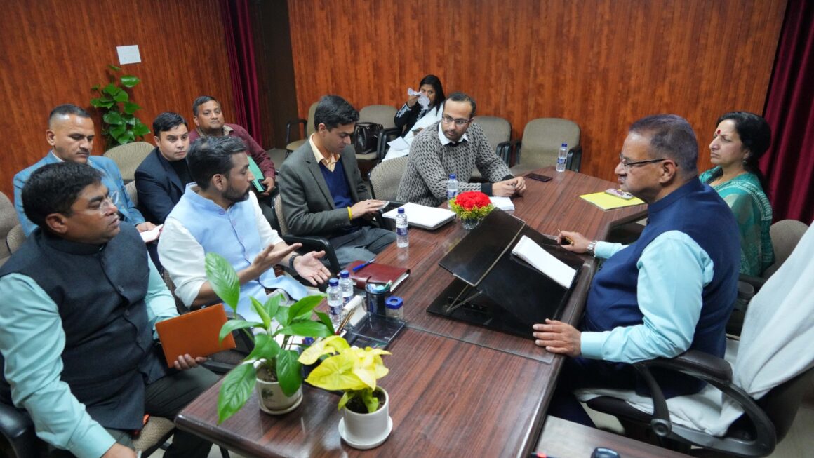 गणेश जोशी ने मसूरी के भिलाडू स्टेडियम निर्माण को लेकर की अहम बैठक