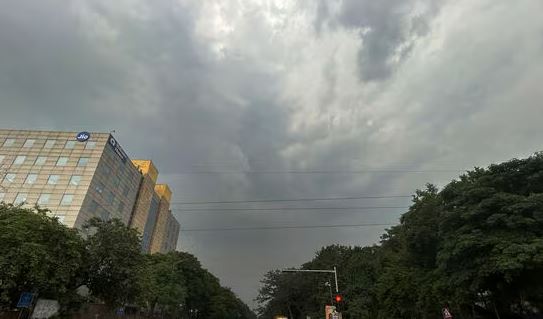 दिल्ली-एनसीआर में बदला मौसम का मिजाज, तेज हवाओं और बारिश का येलो अलर्ट